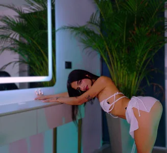 Charlott__18Touch my body gently 💙 Bild 4