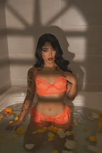 zoee_jackson A night of passion in the jacuzzi🧡 Foto 3