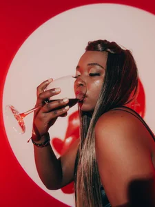 Charlotte__Brown_ BURGUNDY RED AND TASTY LIKE WINE Foto