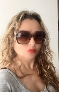 Tamara-Hall Curly! টি ছবি