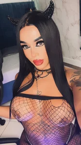 tinaqueen_noa Today I want attention... all of it 😈💋 Foto 2