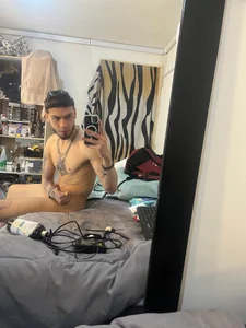 RyanMira 2026 working hard Billede 2