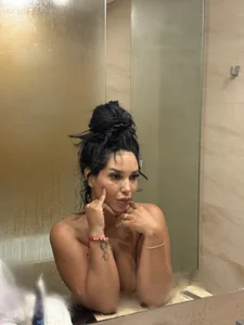 Dakota_diaz_ Alone with my reflection Pic 4