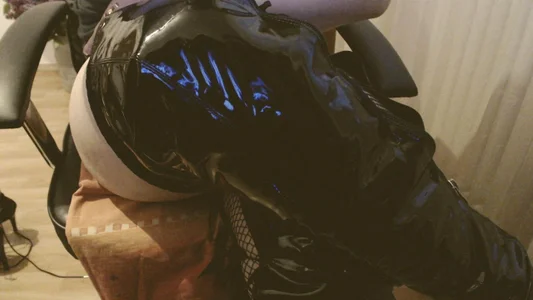 NymphoQueenn latex and lether Foto