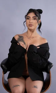 Emma_Lirys the definition of stunning ✨🖤 Billede