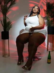 Bigasshott_ BETWEEN CURVES AND FANTASY Foto 7