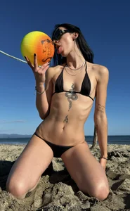alibi_room Wanna play with me?😜 Foto