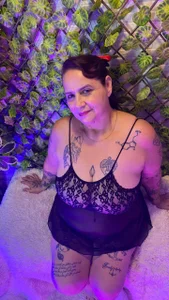 laura_riley sexy mature💚🍃 Pic