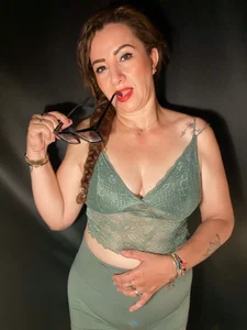 your favorite lady 😈🍷 de Milf_Drip  4 Imagens