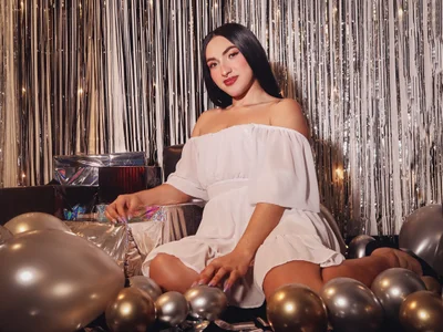 TomLondon_ Happy new year 2025 💥✨💄🎉❤💘 Pic