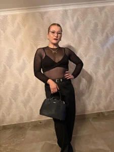 AllisonRoberts_ Elegance doesn't need permission... just a look. ✨ Foto 6