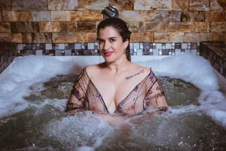 𝗦𝗵𝗮𝗹𝗹 𝘄𝗲 𝗴𝗲𝘁 𝘄𝗲𝘁?𝗧𝗼𝗴𝗲𝘁𝗵𝗲𝗿?💦 de LenaRuiz_  2 photos