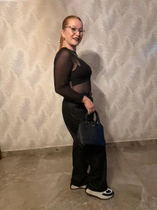 AllisonRoberts_ Elegance doesn't need permission... just a look. ✨ Foto