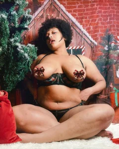 TheeVixxxen holiday tease censored Pic 3