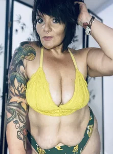 Xoxobigbooty She said hello dressed in yellow come sit next to me you fine fellow! Pic 3