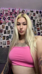 ulya1smitt Gorgeous blonde and her curves Pic