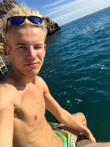 Vuitton Warm 🍓 Pic