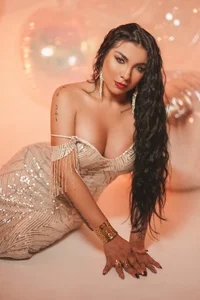 SeleneLujan Elegance bubbles Pic 3