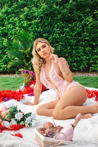 EmiilyHendriixx My body is the only sweet that you need this Valentine 🍫🔥 Pic 4