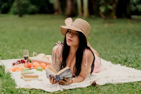 AriannaFoxxy A while on the grass! Will you accompany me? Pic 2