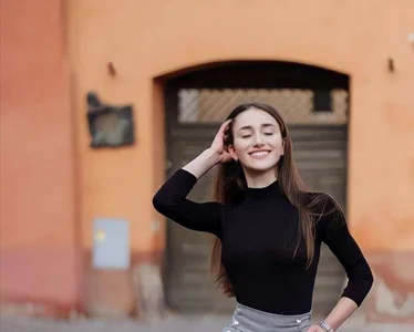 EmilyRaymont Public Pic 4