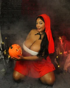 chantall_smithのSexy Little Red Riding Hood👻🔥の 5枚の写真