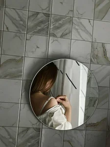 SelenaWarmmのSpy on me in the bathroomの 4枚の写真