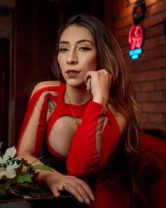 Red ignites the force of pleasure in my body 👿👅 de Lizzi_Hotman_  5 photos