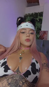 Cow wanting milk 💦👅 od lorena_thopms  3 snímek