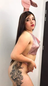 Karina_Leon Public Gambar