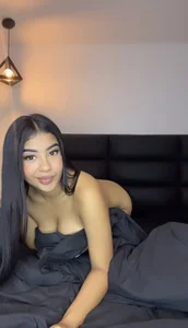 Naomy_gyal at bed between sheets Foto 6