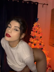 ChloeJMRaeのI decided to be a little gentler this year😉🔥の 3枚の写真