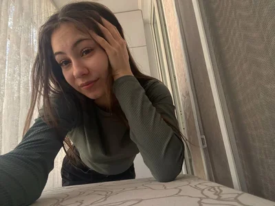 DaynaMachaのGetting dressed for collegeの 3枚の写真