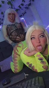 Sara and Emma in a new year 😈😏 de the_lesbian_game Foto