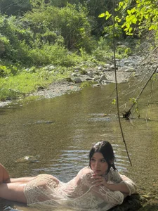 Zdjęcia MartinnaGreco Come swim in the river with me🤍:  2