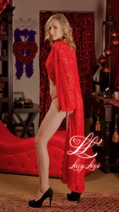 LacyLexiのLingerie photoshoot outfit number 1の 3枚の写真