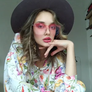 GloryWacht the beautiful and vivacious Caroline Pic 4