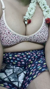 horny_and_bubbly's XXX Nude Photo 4