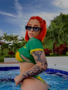 Uma garota gostosa de MadelineFox  4 Imagens