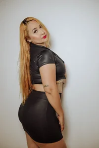 nana_levy 🖤 ​​"Look good ... tonight I'm yours."  6টি ছবি