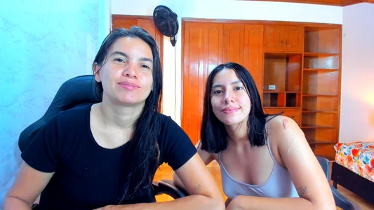 Emily_and_Soffy :)  2টি ছবি