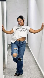 _emily_w girl in jeans Pic 2
