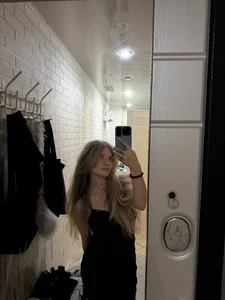 Milounee My hair is so long when I straighten it Poză 2