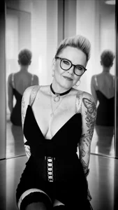 German_Milf Public Gambar