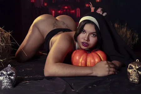 Geabloomの“The nun who does not pray… provokes”の 4枚の写真