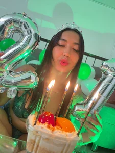 melanieecox my birthday 🥰😍 Pic