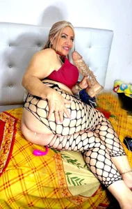 sexyanal69x: posing with my cute toy ( 7 фото)