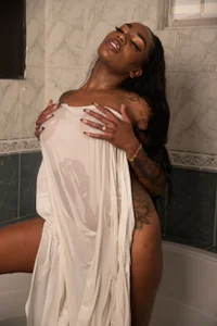 emely_brandonのWet to hairの 3枚の写真