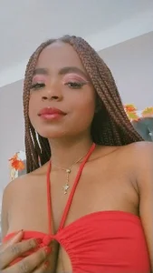 LindaBird: Do you like my big lips? ( 4 фото)