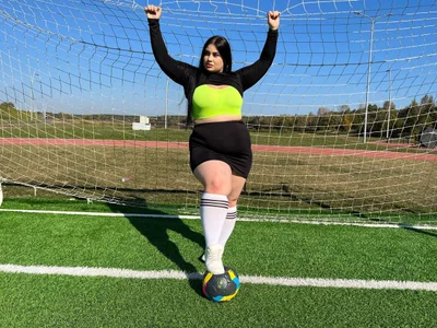 Nikki_Kardashianwill you play with me? what about football? hahaha图片 4